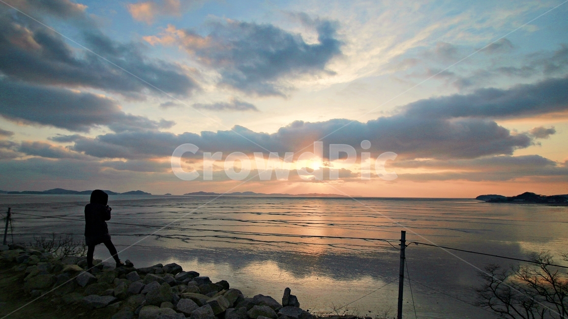 강화도,해변,바닷가,바다,일몰,빛내림,구름,하늘,풍경,landmark,landscape,감성,분위기,무드,섬,해질녘,노을,골든타임,sea,국내,사람,자연,풍경,nature,landscape,사람,인물,인간,human,person,outdoors,옥외