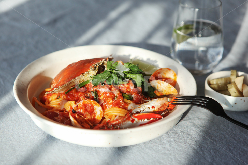 파스타,꽃게,토마토,소스,레시피,식재료,스파게티,모시조개,토마토파스타,조개,요리,음식,조리,팬,서양음식,집들이음식,집들이,가정식,바질,푸드,푸드스타일링,푸드스타일리스트,food,tomato,pasta,해산물,해산물파스타,꽃게파스타,꽃게요리,제철요리,라임,빨간색,붉은색,피클,음식,식재료,요리,food,cook,meal,dishes,food reserves,양식,서양음식,서양요리,western food,western dishes,western meal,western cook