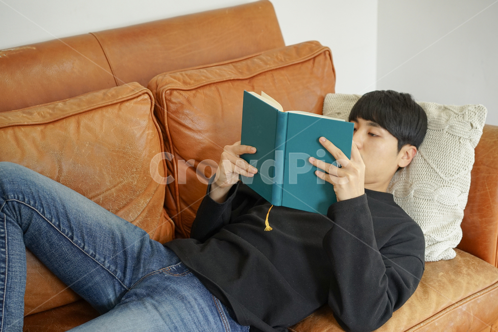 쇼파,소파,휴식,남성,남자,거실,휴일,sofa,실내,쿠션,rest,가구,책,독서,book