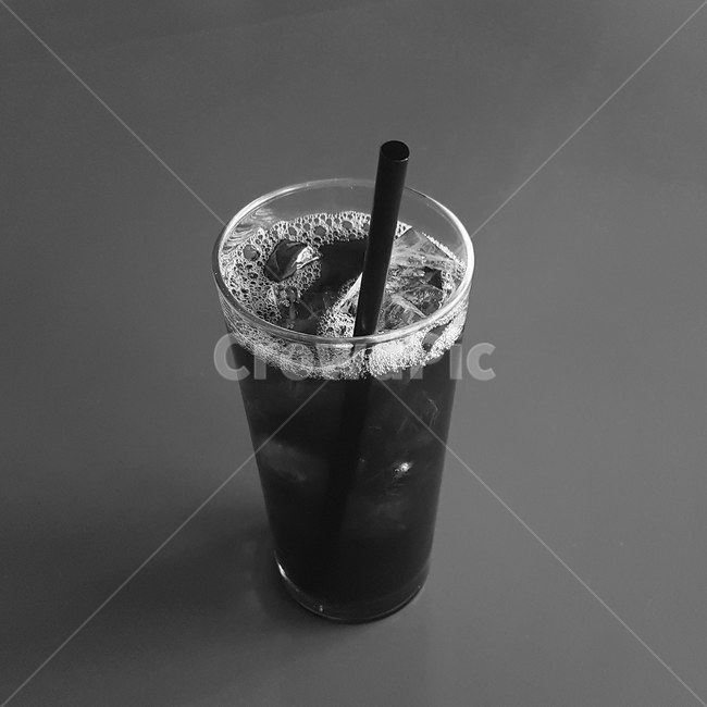 커피,아메리카노,coffee,cafe,흑백,빨대,카페,black,어둠,명암,감성,배경,feeling,사물,물건,오브젝트,thing,object,matter,테이블,table,커피잔,커피한잔,책상,실내,조용,정숙,생활,사색,빈티지,사람없음,rest,커피,카페,coffee,cafe,흑백,모노톤,monochrome,black and white