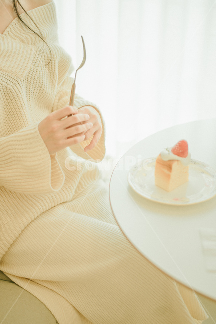 오프숄더,니트,쇄골,커텐,실내,카페,cafe,knit,table,cake,dessert,strawberry,strayberrycake,딸기케이크,화이트,white,curtain,사색,아늑,사람,인물,인간,human,person,여성,여자,woman,female,lady,음식,식재료,요리,food,cook,meal,dishes,food reserves,디저트,간식,후식,dessert,snack,감성,sensible,feeling