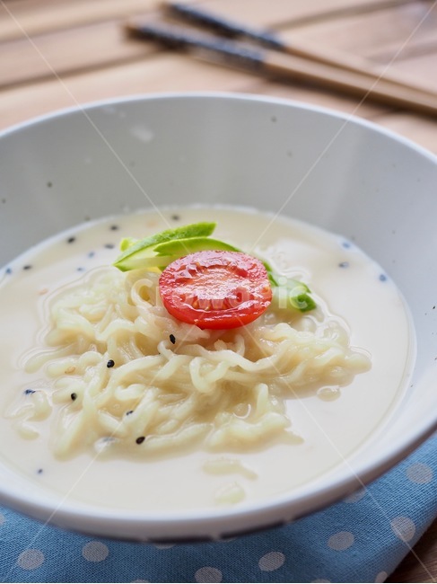 콩국수,여름음식,국수,누들,냉콩국수,한국음식,식품,한식,한국문화,음식,한국,배경,음식문화,웰빙,문화,아시아,아시아음식,접시,전통,젓가락,오이,방울토마토,여름,계절,summer,season,음식,식재료,요리,food,cook,meal,dishes,food reserves,면류,면요리,noodles,한식,한국음식,한국요리,korean food,korean dishes,korean meal,korean cook,bowl,사발,dish,식사