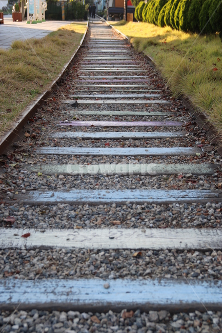 철길,기차길,기차,파스텔,기찻길,도로,자갈,흙길,배경,풍경,교통,레일,transportation,traintrack,railway,rail,road,dirtroad