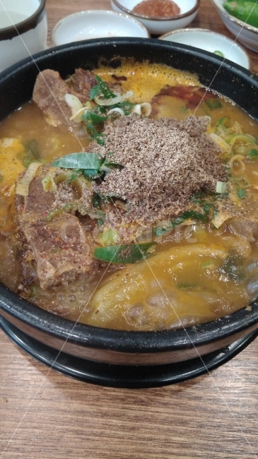 뼈해장국,뼈다귀,해장국,끓고있는,뚝배기,숙취해소,감자탕,음식,식재료,요리,food,cook,meal,dishes,food reserves,한식,한국음식,한국요리,korean food,korean dishes,korean meal,korean cook