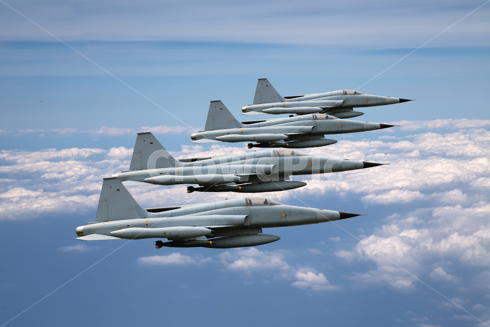 전투기,비행기,항공기,공군,비행,날다,날개,꼬리날개,구름,하늘,엔진,기름통,조종석,조종,전투,과학,교통,편대비행,교통,교통수단,traffic,transportation