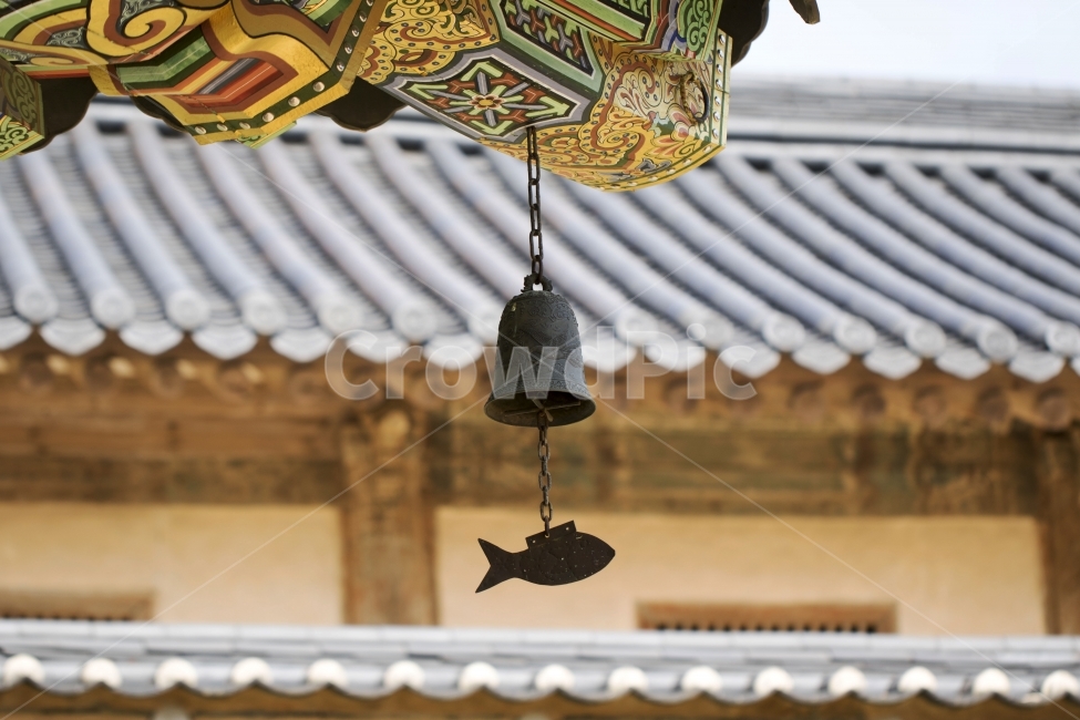 사진,단독사진,디자인,소스,포토,사진자료,배경,배경사진,풍경,한국,전통,민속,사찰,절,불교,종교,하늘,기와,기와집,푸른하늘,전통가옥,한옥,건축,건축물,건축양식,기와지붕,지붕,동양,단층,종,한국전통,한국문화,korean traditional,korean culture,종교,신앙,religion,belief,faith,사물,물건,오브젝트,thing,object,matter
