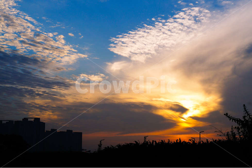일몰,구름,해,석양,풍경,동네,자연,풍경,nature,landscape,sunlight,햇빛,outdoors,옥외,sky,하늘,dusk,황혼,red sky,붉은 하늘,dawn,새벽,sunset