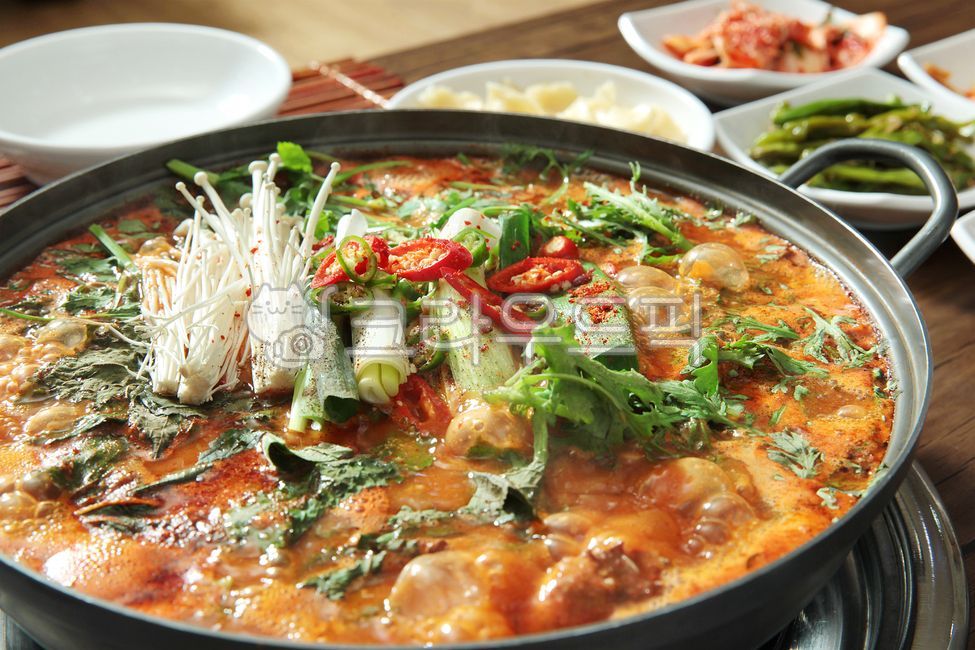 매운탕,민물매운탕,민물고기,민물고기매운탕,메기매운탕,잡고기매운탕,참게매운탕,쏘가리매운탕,참게메기매운탕,메기참게매운탕,메기,참게,잡고기,쏘가리,얼큰매운탕,깻잎,야채,쑥갓,대파,버섯,고추,수제비,매운탕수제비,맛집,영양식,건강식,별미,건강음식,한국음식,한국전통음식,전통음식,먹거리,요리,식사,food,음식,접시,식당,메뉴,국물,얼큰국물,물고기,물고기요리,음식,식재료,요리,food,cook,meal,dishes,food reserves
