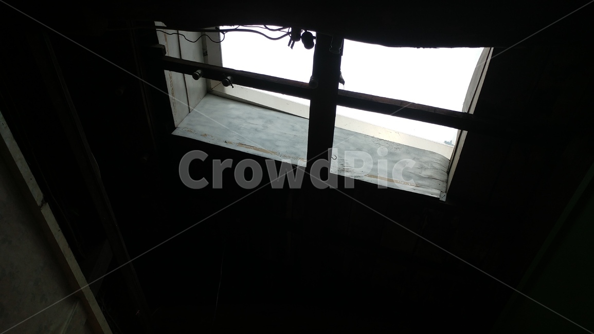architecture,건축물,창문,window,외톨이,공허함,쓸쓸함,어두움,탈출