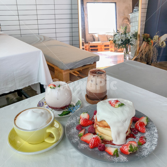 카페,디저트,팬케이크,음료,딸기,음식,식재료,요리,food,cook,meal,dishes,food reserves,디저트,간식,후식,dessert,snack,음료수,drink,beverage