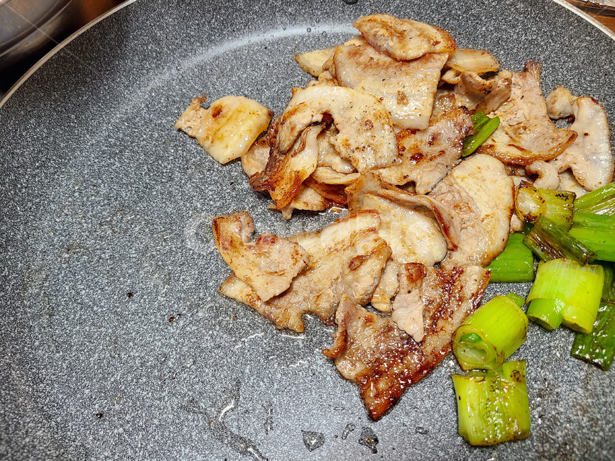 삼겹살,고기,한식,대파,기름,고기굽다,굽다,구이,고기구이,돼지고기,한국음식,파,파기름,요리,후라이팬,프라이팬,oil,pork,육류,단백질,지방,맛있다,배부르다,노릇노릇