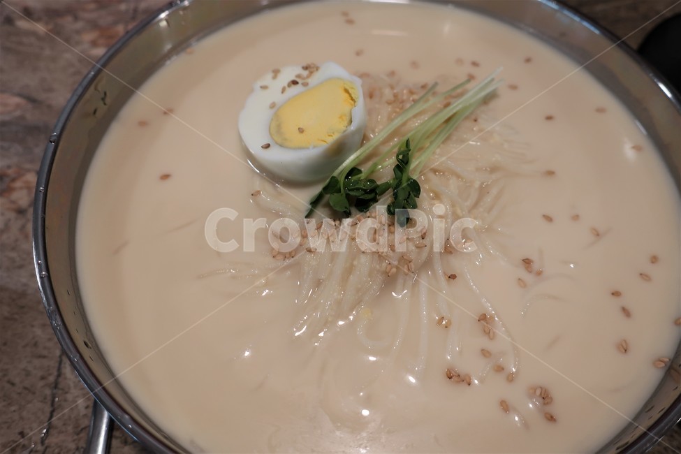 콩국수,콩물,분식,여름,별미,한식,국물,오이,계란,면발,음식,식재료,요리,food,cook,meal,dishes,food reserves,면류,면요리,noodles,한식,한국음식,한국요리,korean food,korean dishes,korean meal,korean cook
