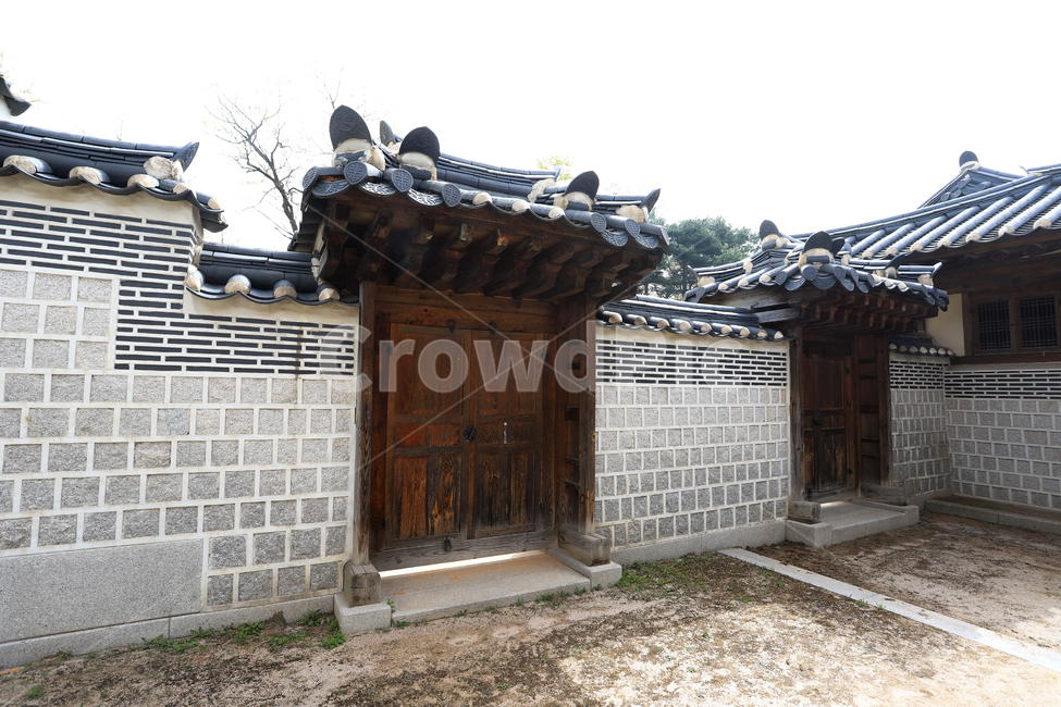 경복궁,문화재,서울,건축,궁전,문,단청,지붕,기와,돌담,돌기둥,고건축,한국,건청궁,창호지,서까래,석가래,기둥,창살,흙길,주춧돌,추녀,목조건축물,창문,중문,한국전통,한국문화,korean traditional,korean culture,건축물,건물외관,exterior,building,structure,architecture,construction