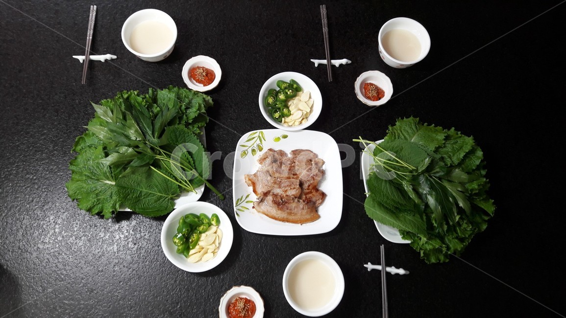 삼겹살,상추,마늘,쌈종류,쌈장,식재료,음식,즐거움,행복,여유,막걸리,한자의여유