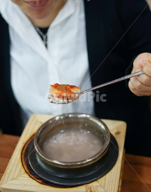 밥,돌솥밥,식사,음식,점심,점심식사,푸드,쌀밥,돌솥,먹방,식사시간,사람,먹거리,한식,한국사람,숟가락,물,사람,인물,인간,human,person,신체일부,몸,body,음식,식재료,요리,food,cook,meal,dishes,food reserves,한식,한국음식,한국요리,korean food,korean dishes,korean meal,korean cook