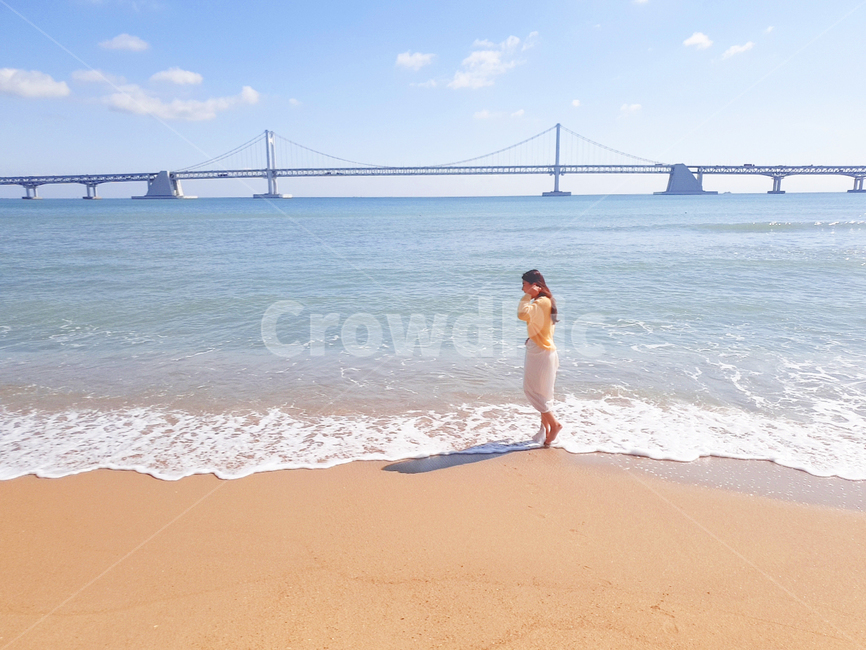 ocean,outdoors,해안선,human,옥외,대양,nature,sea,인간,바다,자연,water,물,shoreline,person,사람,여자,여자옆모습,광안대교,해변,바다,beach,sea