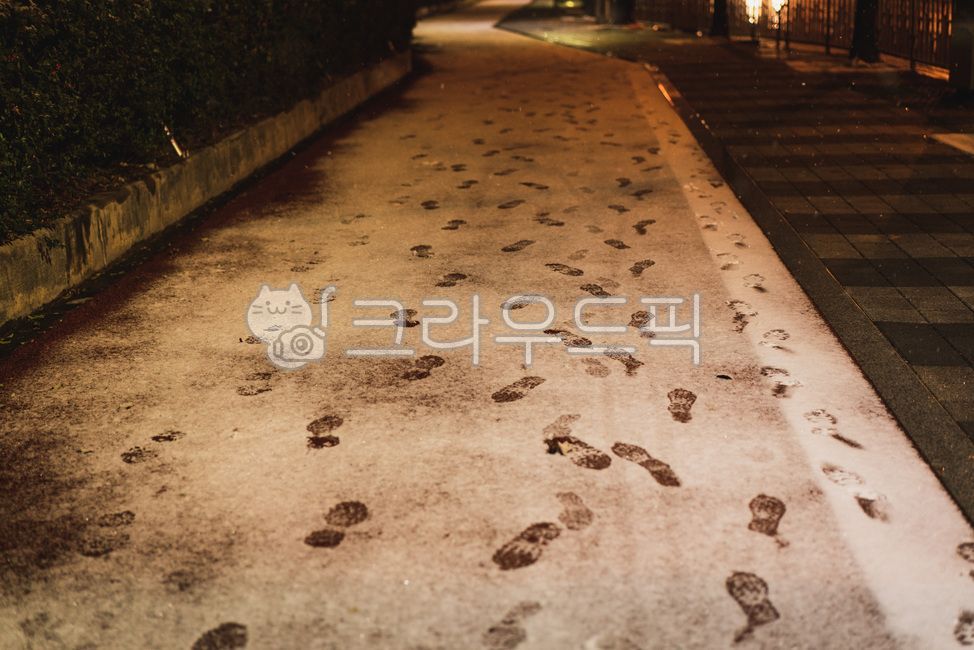 눈오는밤,가로등,겨울가로등,눈내리는밤,겨울,겨울거리,겨울차도,겨울도로,눈오는거리,눈내리는,계절,도시야경,발자국,인도,겨울,계절,winter,season