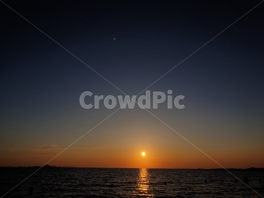 nature,자연,outdoors,햇빛,sunlight,붉은하늘,redsky,sky,일몰,sunset,자연,풍경,nature,landscape,옥외,dusk,황혼,dawn,새벽,하늘,red sky,붉은 하늘,flare,플레어,light,빛
