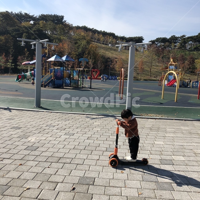 풍경,공원,아기,사랑,운동,사람,인물,인간,human,person,어린이,어린아이,child,children,kid,놀이공원,놀이동산,놀이터,amusement park,playground