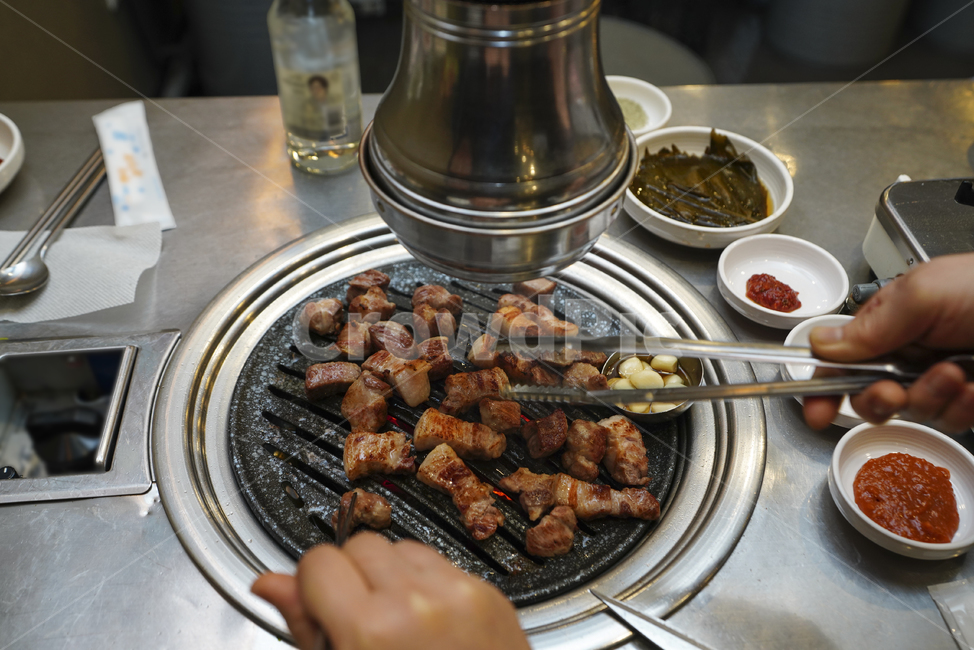 고기,돼지,한식,구이,먹방,삼겹살,목살,음식,안주,육식,육류,불판,식사,술자리,음식,식재료,요리,food,cook,meal,dishes,food reserves,육류,고기,meat