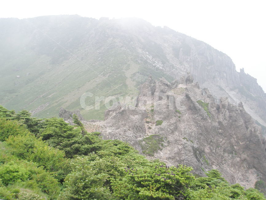 산,구름,바위,산정상,안개,한라산,mountain,rock,fog,자연,풍경,nature,landscape,한국자연풍경,한국자연경관,korea nature landscape,제주도,jeju,jeju island,slope,경사,outdoors,옥외
