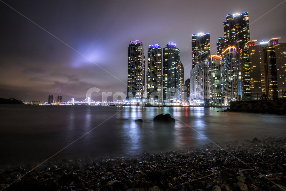 건물,officebuilding,부산,바다,야경,building,사무실건물,화려한도시,불빛,야경,밤,풍경,nightscape,night,landscape,도시,city,한국도시풍경,한국도시경관,korea cityscape,office building,사무실 건물