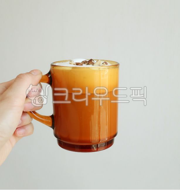 라떼,오곡라떼,우유거품,우유,머그컵,호두라떼,견과류라떼,우유스팀,호두,음료,테이블,마실것,유리컵