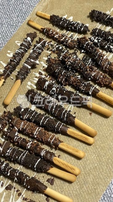 stilllife,pepero,crispy,snack,coated,concept,plate,pepero day,nut,long,melt,dark,crunchy,eat,wheat,stick,wood,dough,table,product,homemade,cookie,black,almond,pocky,brown,food,cocoa,cracker,pastry,dessert,favor,background,bake,biscuit,sweet,sugar,chocolat