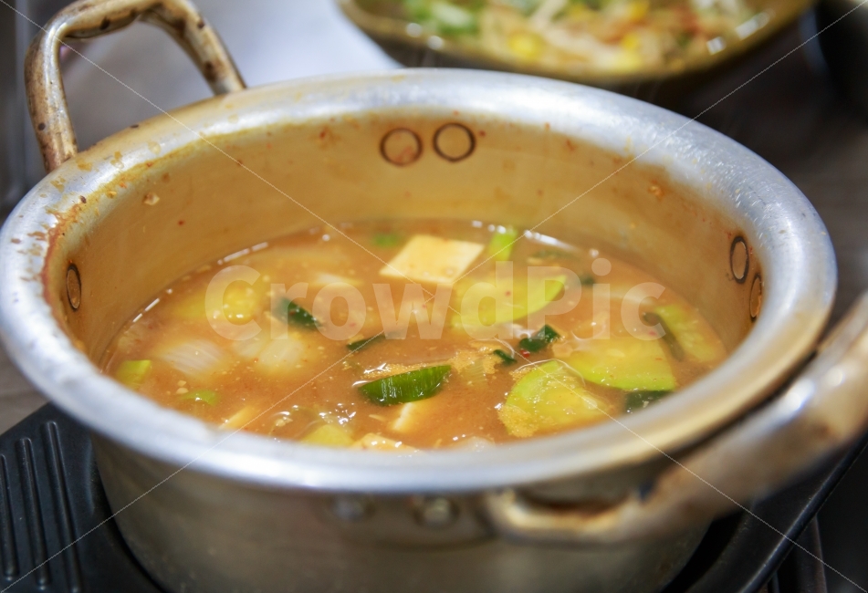된장찌개,찌개,된장,냄비,양은냄비,음식점,음식,뜨거운,얼큰한,호박,두부,한식,맛있는,음식,식재료,요리,food,cook,meal,dishes,food reserves,한식,한국음식,한국요리,korean food,korean dishes,korean meal,korean cook