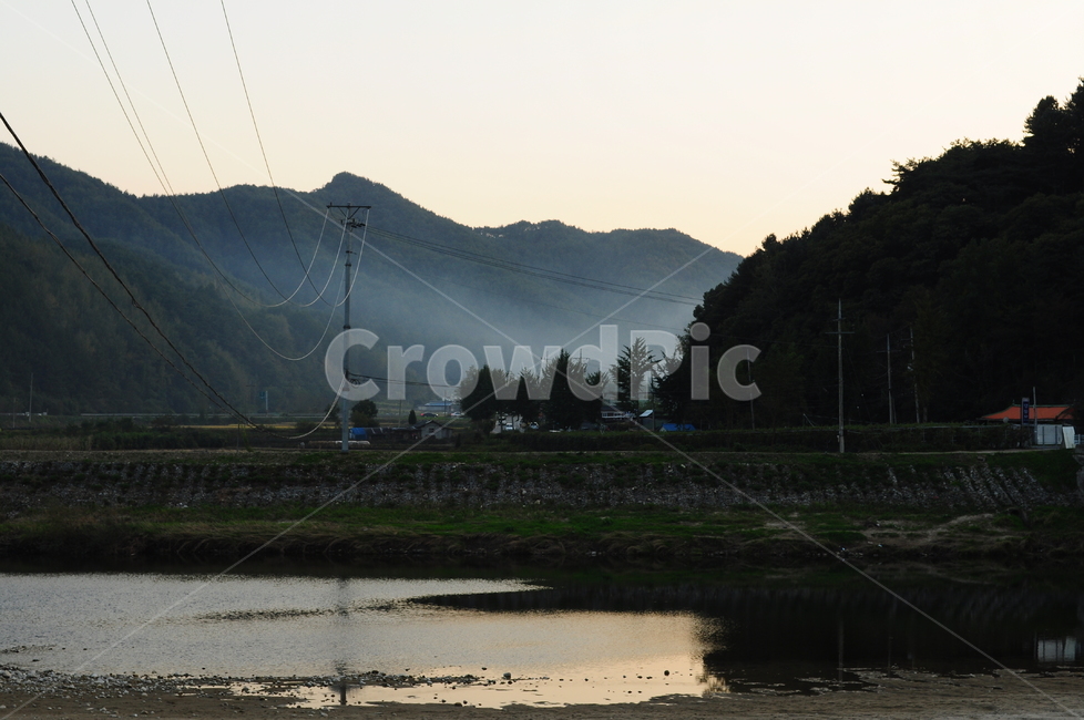시골,시골풍경,자연,전봇대,전신주,전기줄,안개,강,시골집,하늘,자연,풍경,nature,landscape,시골,마을,country,rural,town,outdoors,옥외,land,땅,water,물