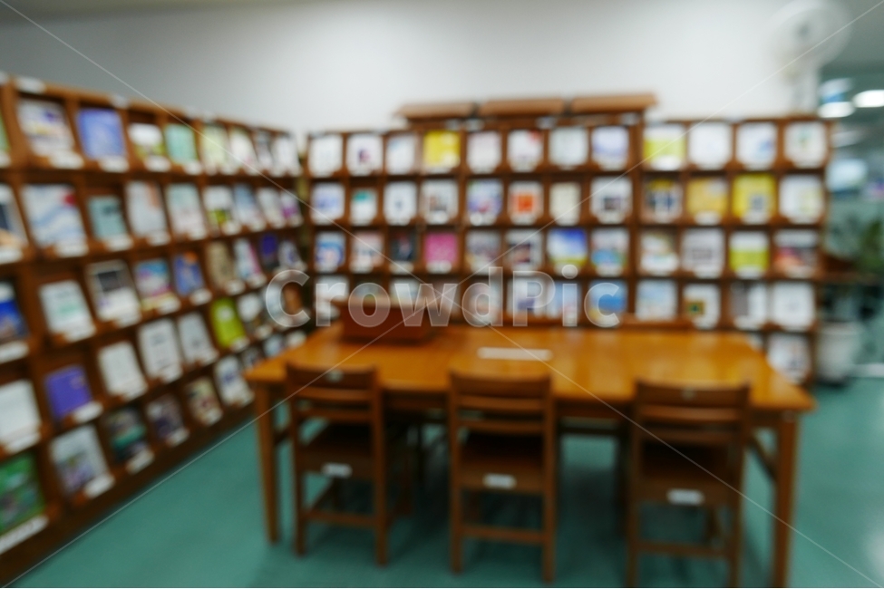 열람실,도서관,잡지,시사지,간행물,책,진열,열람,목제,진열대,진열장,책꽂이,잡지꽂이,책장,서고,독서,책상,테이블,의자,걸상,원목,독서대,블러,배경흐림,교육,학교,공부,education,learning,study,school