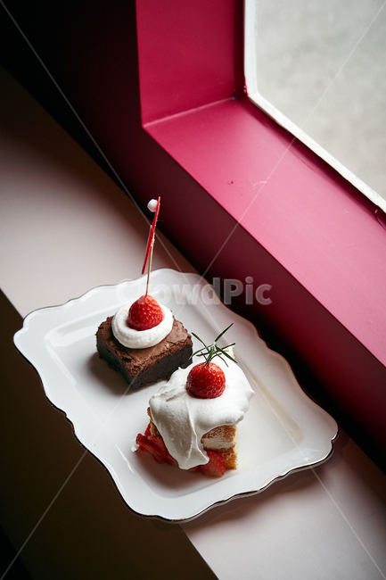 cream,크림,dessert,디저트,food,음식,케익,딸기,생크림,브라우니,감성,카페,cafe,음식,식재료,요리,food,cook,meal,dishes,food reserves,디저트,간식,후식,dessert,snack