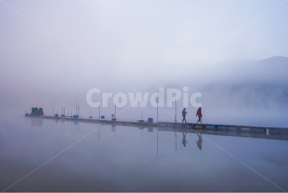 호수,낚시터,부교,안개,사람,여자,행인,반영,새벽,여명,자연,풍경,nature,landscape,fog,weather,날씨