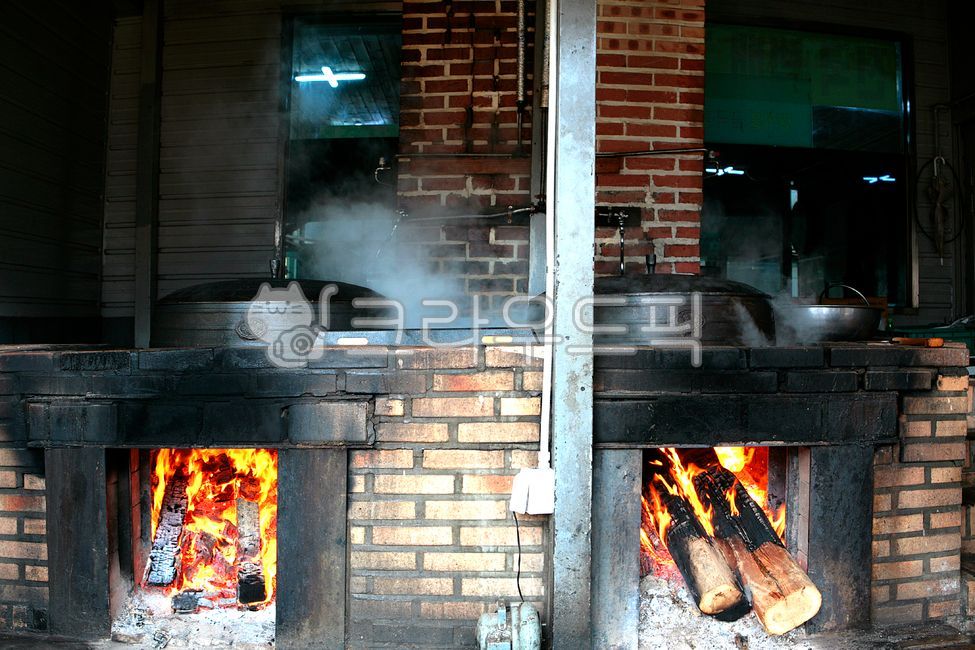 oak wood fire,furnace,Oak charcoal fire,Oak firewood,Oak firewood fire gomtang,Beef Bone Soup,dry firewood,charcoal fire,oak charcoal,Dogani soup,wood fire,cast iron,firewood,fire,Oxtail soup,Korean beef bone broth,Cauldron gomtang,tradition,ethmoid,bone 