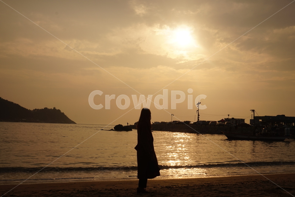 바다,해변,노을,사람,휴가,저녁,해,구름,하늘,해변,바다,beach,sea,사람,인물,인간,human,person,여성,여자,woman,female,lady,인물실루엣,사람실루엣,character silhouette,human silhouette,고독함,외로움,쓸쓸함,우울함,슬픔,lonely,solitary