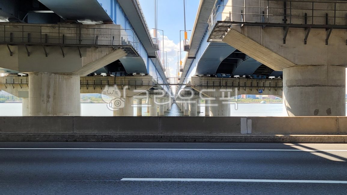 road,도로,교각,다리,원근,대칭,구도