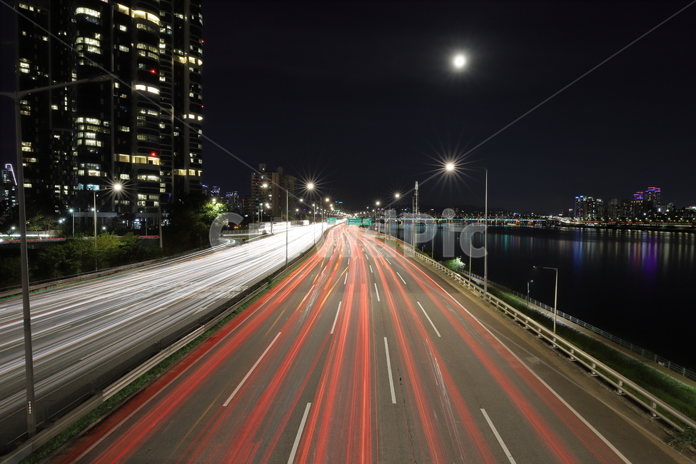 도로,야경,달,한강,서울,북부간선도로,불빛,보름달,건물,강변,hangangriver,water,road,moon,seoul,nightscape,야경,밤,풍경,nightscape,night,landscape,도시,city,한국도시풍경,한국도시경관,korea cityscape,교통,교통수단,traffic,transportation