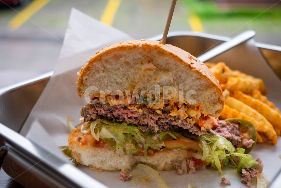 햄버거,치즈버거,버거,햄버거세트,감자튀김,콜라,음료,프렌치프라이,burger,케첩,케찹,맛있는,수제,수제버거,트레이,빵,음식,식재료,요리,food,cook,meal,dishes,food reserves,빵,bread,양식,서양음식,서양요리,western food,western dishes,western meal,western cook