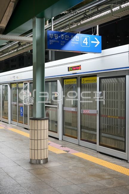 subway,train,transportation,transportation,public transportation,line 1,entrance/exit