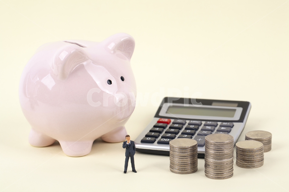 금융,비즈니스,돼지저금통,동전,내집,마련,저금,저축,핑크색,재테크,투자,오브젝트,대출,꿈,실현,이자,드림,컨셉,아이디어,노후,계획,미래,달성,은퇴,목표,퇴직,고령화,준비,담보,융자,모기지,미니어처,돼지,저금통,계산기,전자계산기,숫자,계산,수익,지출,가계부,예금,적금,신용,금리,은행,남자,비즈니스맨,피규어,금융,돈,finance,banking,money,연출,컨셉,콘셉,direction,concept
