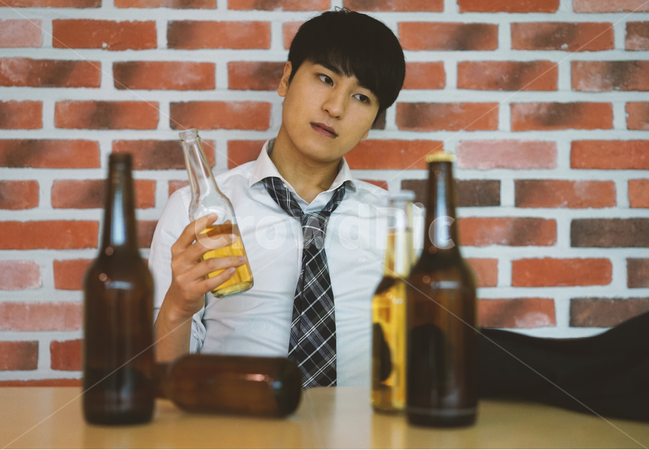 남성,남자,펍,맥주,비어,beer,술,음주,과음,맥주병,병맥주,알코올,직장인,회사원,사람,인물,인간,human,person,남성,남자,man,male,술,주류,alcohol,산업,industry,industrial,비즈니스,사업,business,service,work