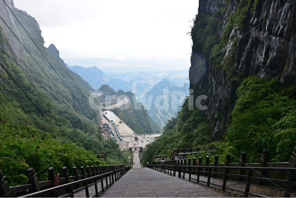nature,자연,landscape,경치,outdoors,옥외,scenery,풍경,road,도로,walkway,보도,path,통로,mountain,산,중국,장가계,대협곡,천문산,구불구불길