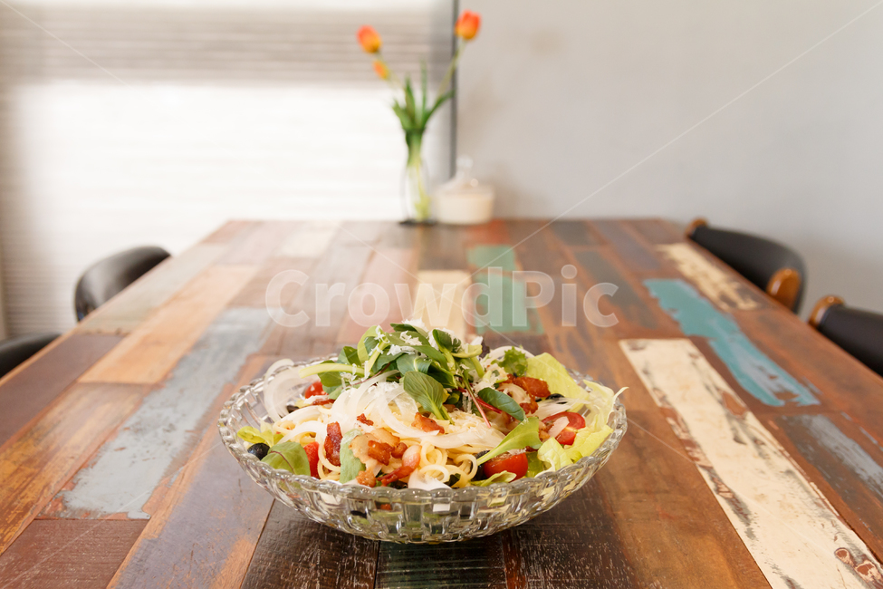 샐러드,브런치,음식,식사,식당,야채,요리,건강한,채소,토마토,치즈,플레이팅,점심,신선한,채식,방,탁자,나무,목재,데코,장식,나무테이블,탁상,테이블,레트로,빈티지,인테리어,카페,카페인테리어,레스토랑,레스토랑인테리어,실내,내부,밝은,감성,배경,식탁,모던,조화,꽃,꽃병,튤립,음식,식재료,요리,food,cook,meal,dishes,food reserves