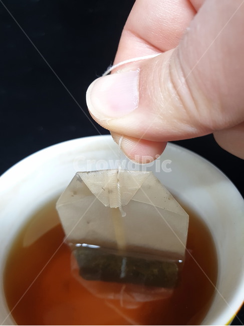 컵,cup,티백,teabag,사물,물건,오브젝트,objcet,용품,생활용품,물,차,tea,water,허브차,누끼,손,hand,손가락,finger,손동작,음료수,drink,beverage