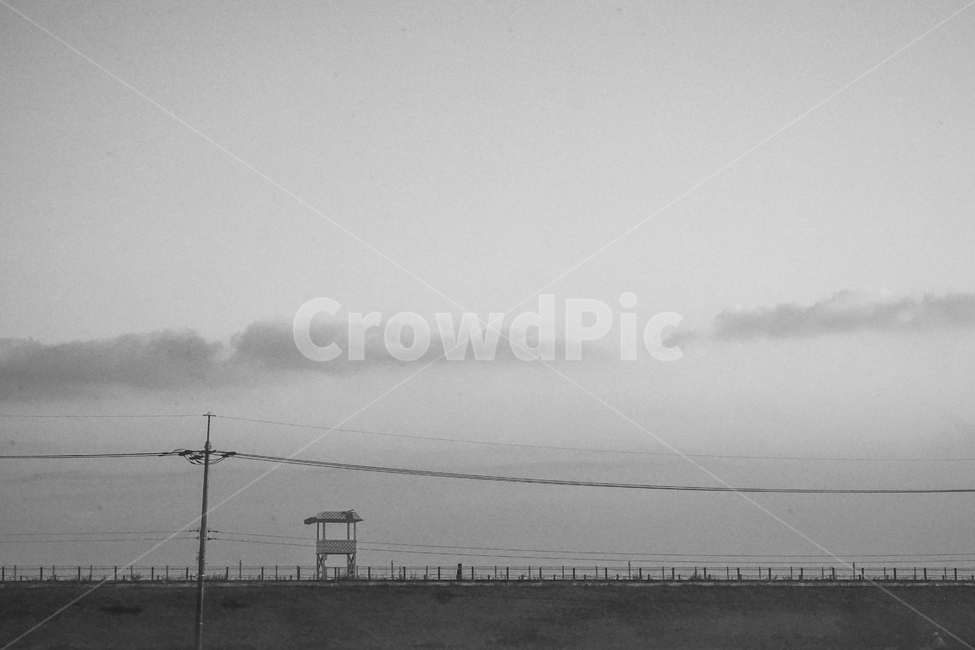 제방,둑,산책로,전봇대,전선,행인,사람,하늘,구름,자연,풍경,nature,landscape,흑백,모노톤,monochrome,black and white