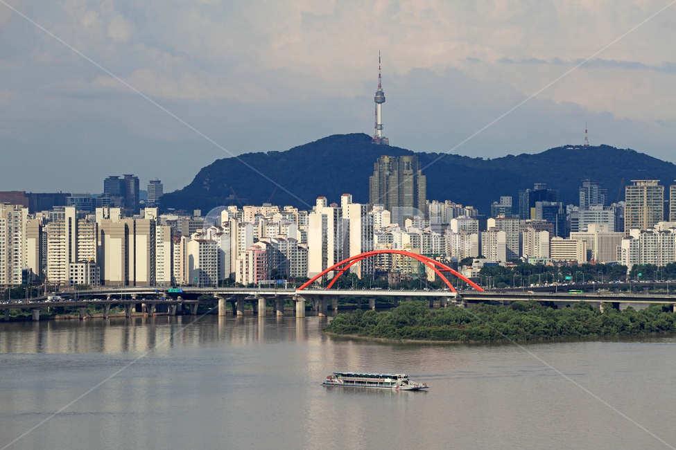 한강,유람선,서울,아파트,강변,도시,도심,남산,타워,남산타워,서울타워,산,서강대교,밤섬,풍경,도시풍경,다리,대교,교통,수상,수상교통,빌딩,건물,고층빌딩,숲,환경,한강변,강,하늘,구름,스카이라인,랜드마크,한국