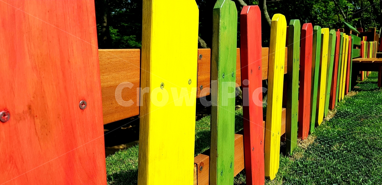 울타리,fence,색깔,다채로운,color,colorful,알록달록,문,gate,피켓,picket,빨강,노랑,초록,red,yellow,green