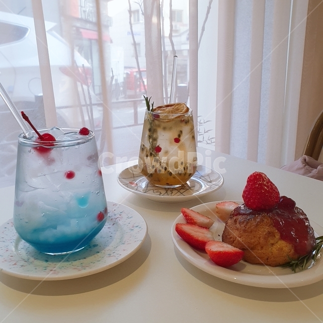 카페,음료,스콘,딸기,아이스,ice,cafe,strawberry,beverage,drink,scone,포크,디저트,간식,후식,dessert,snack,음료수,drink,beverage