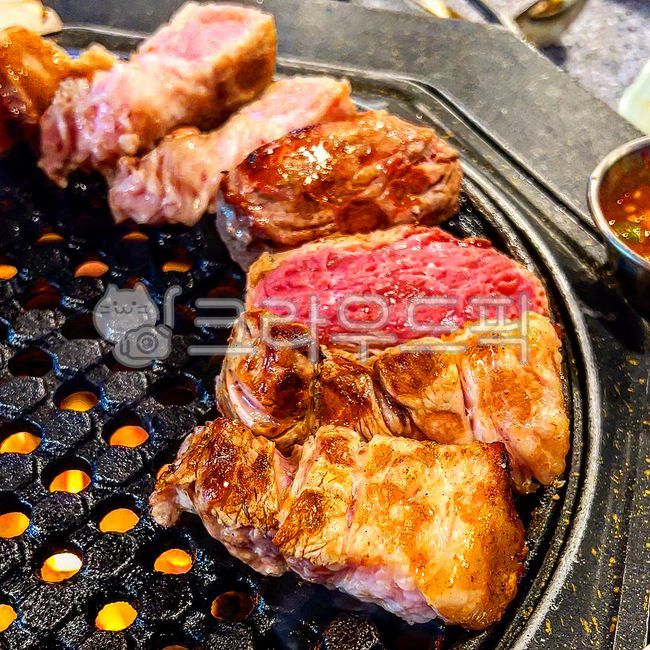 stone tablet,pork belly,restaurant,meat,beef,whole pork belly,Ogyeopsal,pork,cochlear bone,food