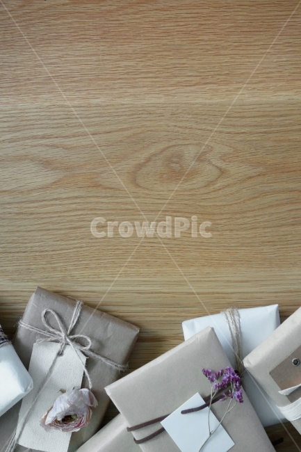 gift,dryflower,deco,string,woodbackground,dried flower,paper packaging,dried bouquet,gift box,prop,tag,event,decoration,dried flowers,texture,accessories,ribbon,packaging,flower,wrapping paper,gift wrapping,giftbox,frame,object